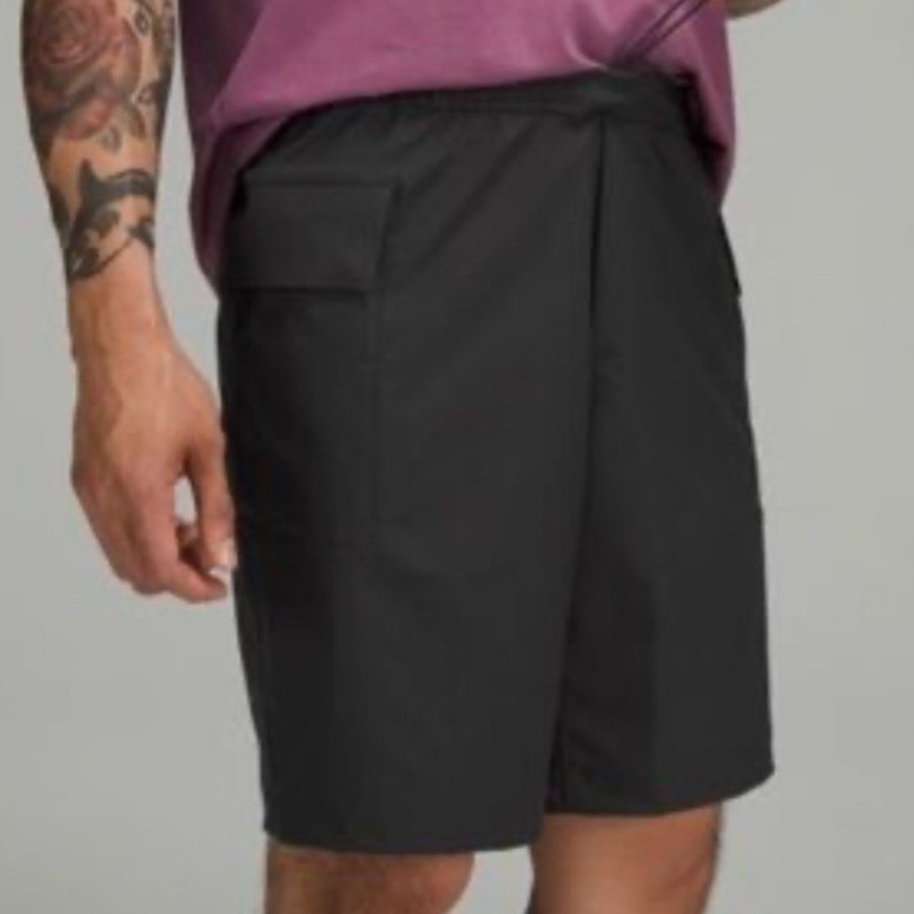 Lululemon Men's Utilitarian Elastic Waist Black Cargo Shorts 9" NWOT - L